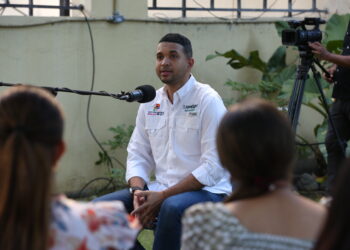 Ministro de la Juventud presenta el primer episodio del podcast «Hablando con el #31»