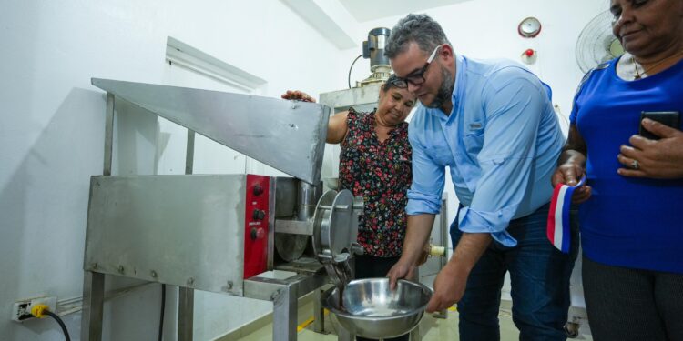 FEDA entrega maquinarias para impulsar chocolatería en la Provincia Duarte