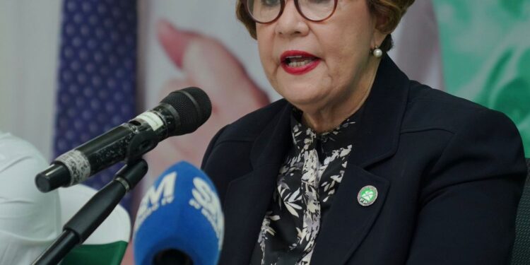 Exministra Pimentel explica que no aceptó ni pagó útiles escolares de mala calidad
