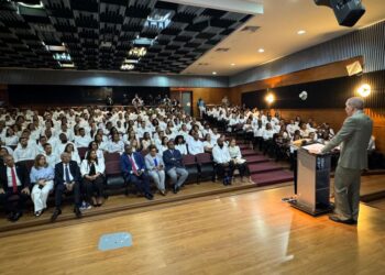 MESCyT entrega 614 becas nacionales a estudiantes de postgrado de la UASD
