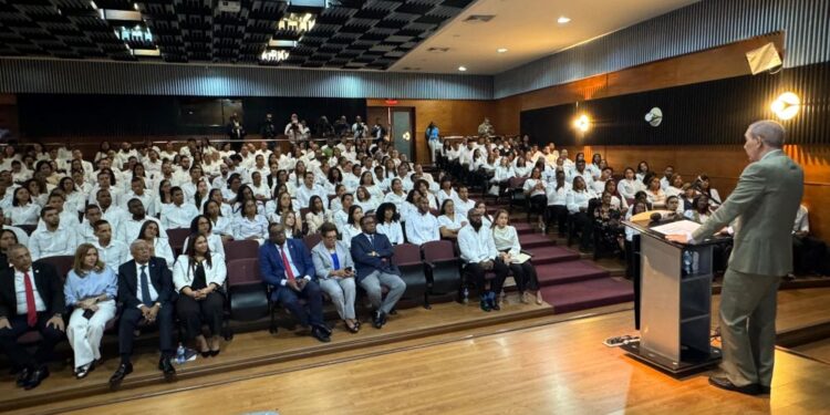 MESCyT entrega 614 becas nacionales a estudiantes de postgrado de la UASD