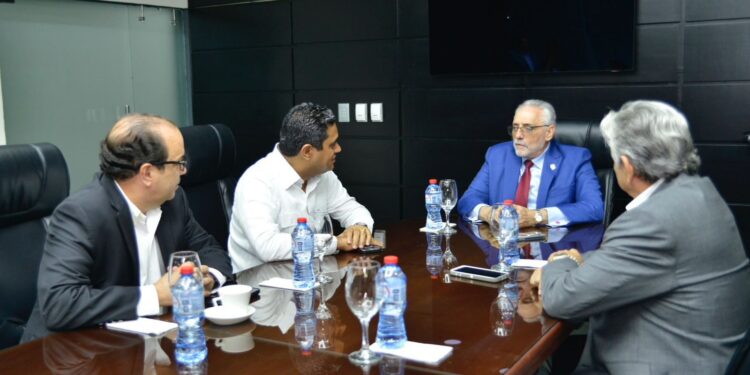 Ministro de Deportes Kelvin Cruz visita a LIDOM