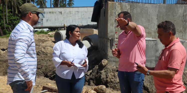 Gobernadora supervisa trabajos del Malecón de Nagua; asegura terminación es un empeño del presidente Abinader.