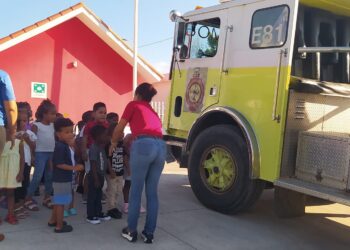 Bomberos de El Factor imparten charla en el CAIPI; buscan fortalecer la prevención en situaciones de emergencia
