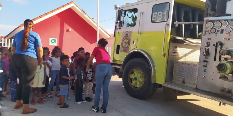 Bomberos de El Factor imparten charla en el CAIPI; buscan fortalecer la prevención en situaciones de emergencia