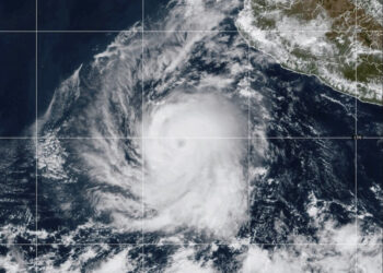 El huracán Kristy se fortalece a categoría 2 en su trayecto por el océano Pacífico