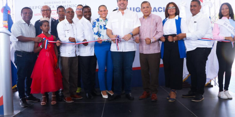 El INEFI entrega polideportivo y utilerías deportivas en escuelas de Elías Piña