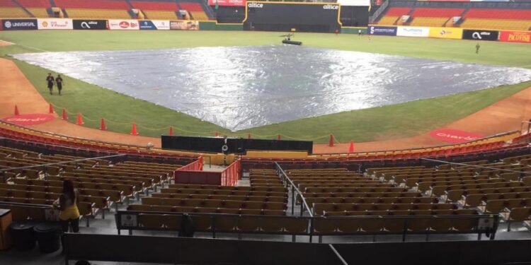 Suspenden por lluvias el partido entre Estrellas y Aguilas en el estadio Cibao