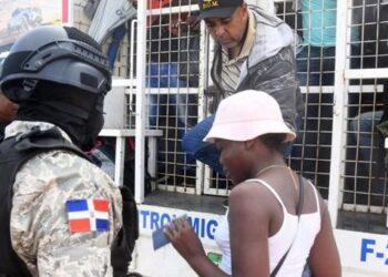 Diez camiones cargados de haitianos llegaron ayer a Haina para repatriación