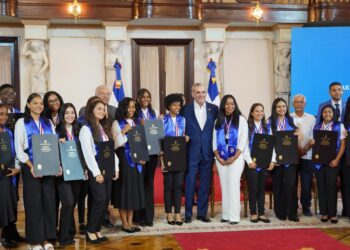 Presidencia y Educación entregan el “Diploma de Máxima Excelencia” a 150 estudiantes de 18 regionales