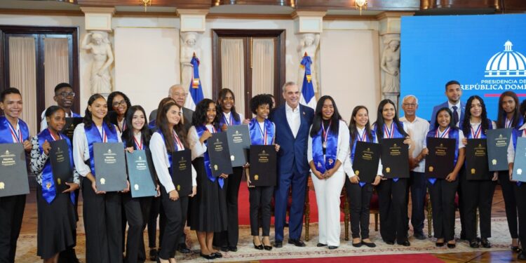 Presidencia y Educación entregan el “Diploma de Máxima Excelencia” a 150 estudiantes de 18 regionales