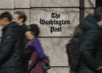 Al menos un cuarto de millón de personas cancelan suscripciones al Washington Post tras no recibir su apoyo, según un informe