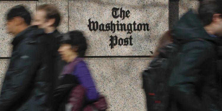 Al menos un cuarto de millón de personas cancelan suscripciones al Washington Post tras no recibir su apoyo, según un informe