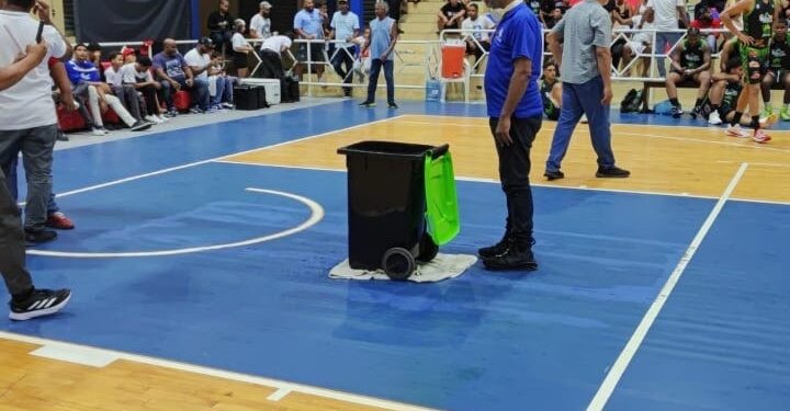 Lluvia detiene el Torneo de Baloncesto Superior de Nagua por las filtraciones en el Polideportivo
