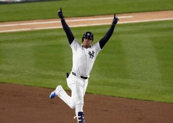 Soto jonronea y los Yankees pegan primero en la Serie de Campeonato ante Guardianes