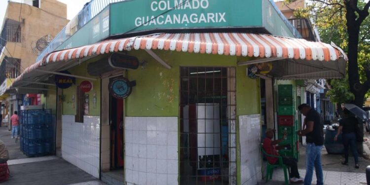 Hoy vence el plazo para colmados reubicar botellones de agua