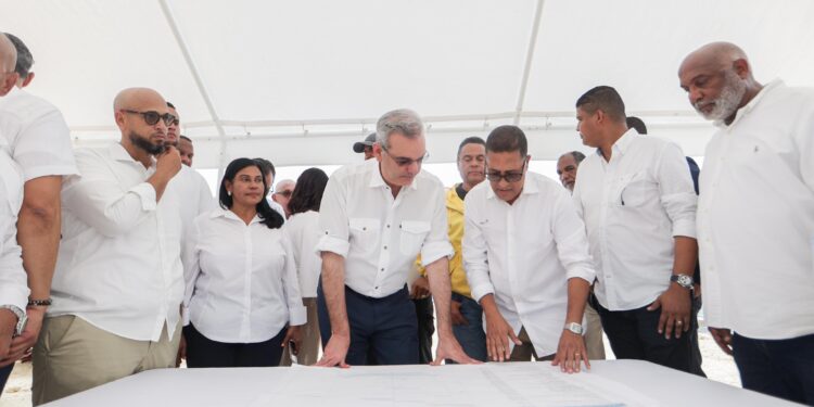 Presidente Luis Abinader supervisa los trabajos del malecón de Nagua