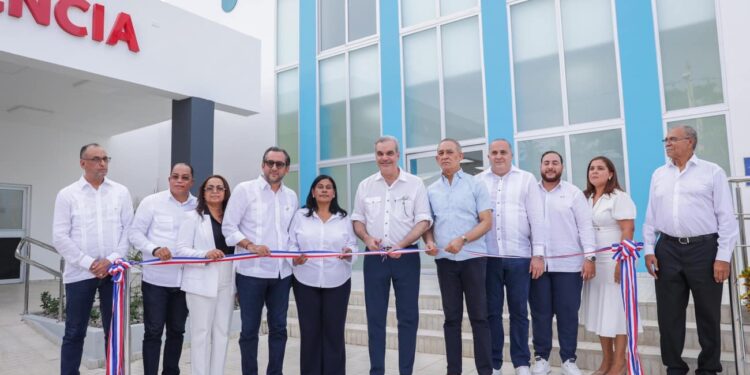Presidente Abinader entrega el remozado Hospital Municipal doctor Virgilio García en Cabrera