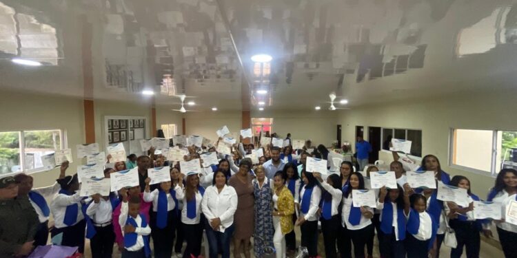 Más de 100 mujeres completan cursos de capacitación en El Factor a través del Programa “Aprende y Cambia”