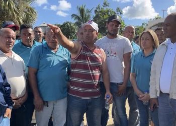 Transportistas de Cabrera bloquean salida de equipos de constructora en protesta por la autopista