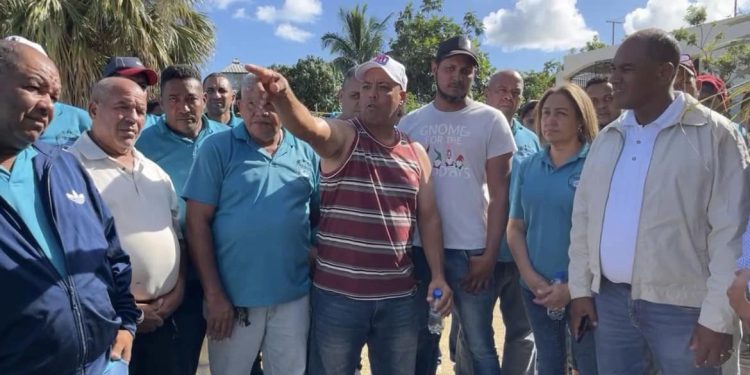Transportistas de Cabrera bloquean salida de equipos de constructora en protesta por la autopista