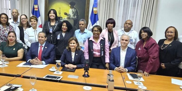 Gremios de salud suspenden paro tras reunión con el gobierno; se programan nuevas negociaciones