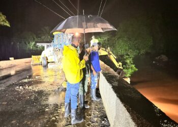 Oscar Pablo encabeza operativos de limpieza para prevenir inundaciones ante persistentes lluvias en El Factor