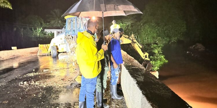 Oscar Pablo encabeza operativos de limpieza para prevenir inundaciones ante persistentes lluvias en El Factor