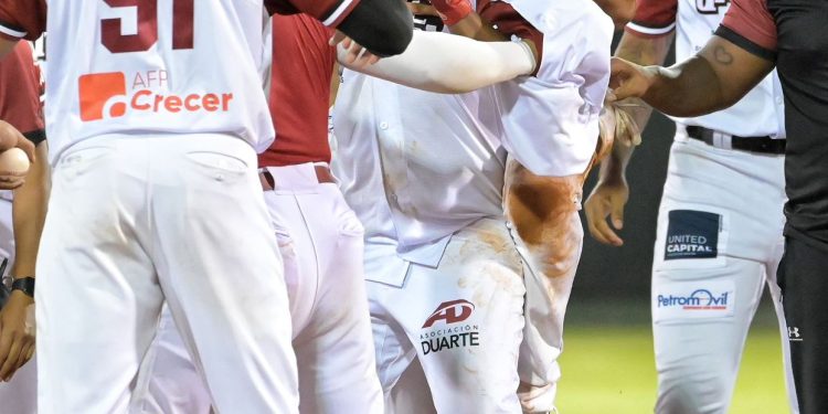 Gigantes dejan en el terreno al Licey; Carlos Peguero da el golpe definitivo