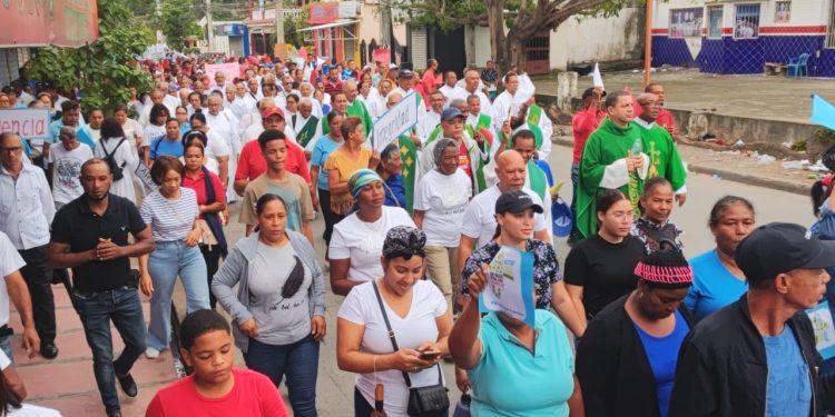 Cientos de personas dan «Un paso por mi familia»; Parroquias buscan fortalecer lazos familiares