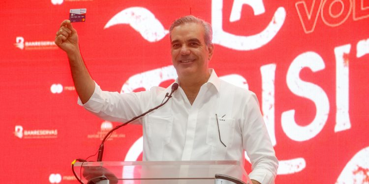 Presidente Abinader inicia entrega de 3 millones de bonos navideños