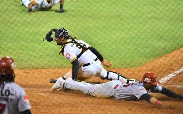 Escogido brilla en el primer lugar; Licey derrota a las Estrellas