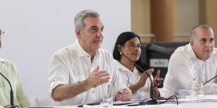 Abinader se reune con comunitarios de Nagua; presenta soluciones agrícolas y otros sectores