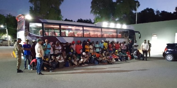 Detienen haitianos indocumentados en operativos del Ejército en Azua