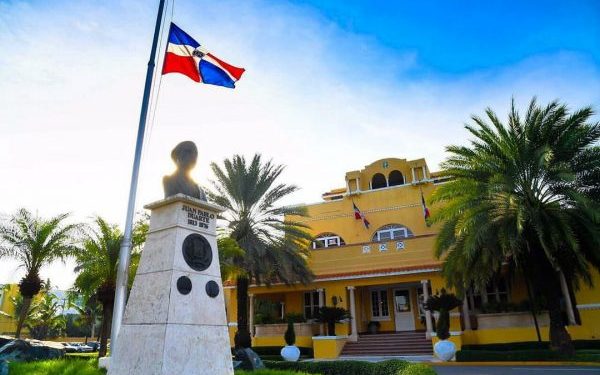 Diplomáticos de carrera demandan Gobierno RD por cancelaciones