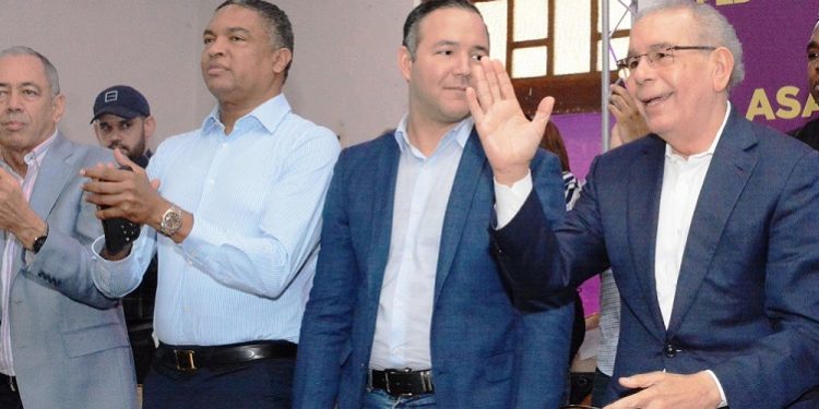 Danilo cuestiona forma en que Gobierno reparte bonos navidad