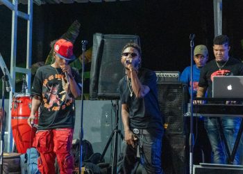 Troty Flow se luce en tarima de la fiesta de fin de año de «Neney» en El Factor