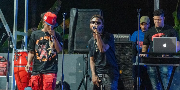 Troty Flow se luce en tarima de la fiesta de fin de año de «Neney» en El Factor