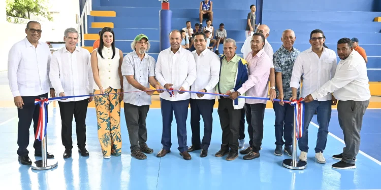 Banreservas y Fundación Padre Rogelio entregan polideportivo