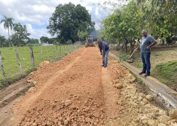 Director de Las Gordas inicia bacheo y mantenimiento vial en La Piragua