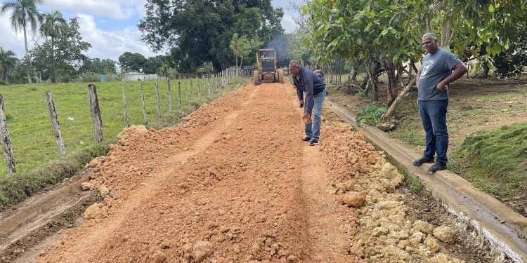 Director de Las Gordas inicia bacheo y mantenimiento vial en La Piragua