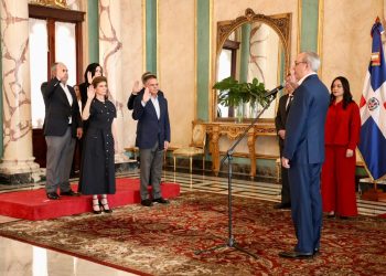 Abinader juramenta Consejo para la Transformación Administrativa y Financiera de la Policía
