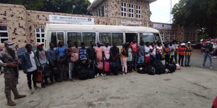 Ejército detiene a 30 haitianos indocumentados en Montecristi