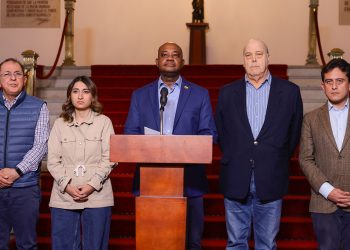 Colombia retrocede ante presión de EE. UU. y acepta condiciones de Trump para deportaciones