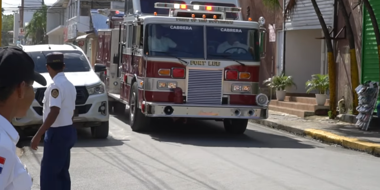 Cabrera fortalece su seguridad; Alcalde entrega nuevo camión al Cuerpo de Bomberos