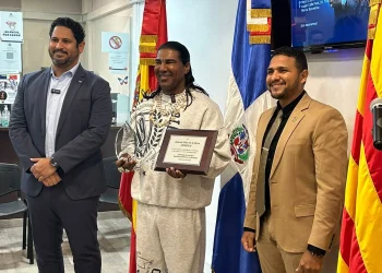 Omega es reconocido por el consulado dominicano en Barcelona por su aporte al merengue