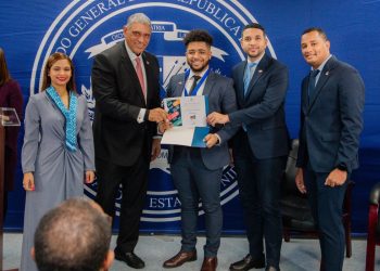 Reconocen a jóvenes en el exterior en ceremonia internacional del Premio Nacional de la Juventud