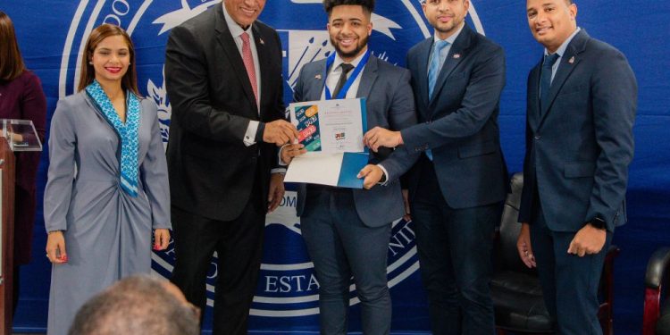 Reconocen a jóvenes en el exterior en ceremonia internacional del Premio Nacional de la Juventud