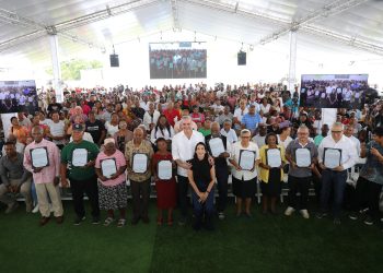 Abinader entrega 708 títulos de propiedad en Batey Palavé que beneficiarán a 2,832 persona
