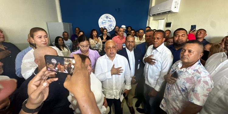 Ángel Manuel asume dirección de INAPA en María Trinidad Sánchez; anuncia prohibición venta de agua en camiones